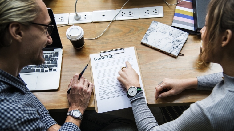 Two persons speaking about a work contract
