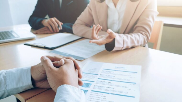 Applicant sitting together with a HR-recruiter.