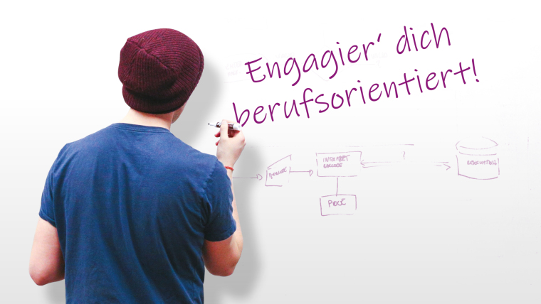 Student schreibt an die Tafel "Engagier' dich berufsorientiert!"